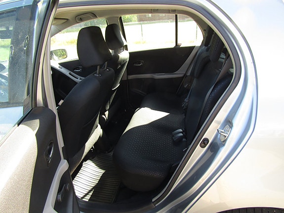 Toyota Yaris 11 of 13