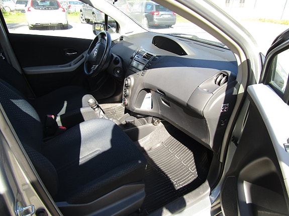Toyota Yaris 10 of 13