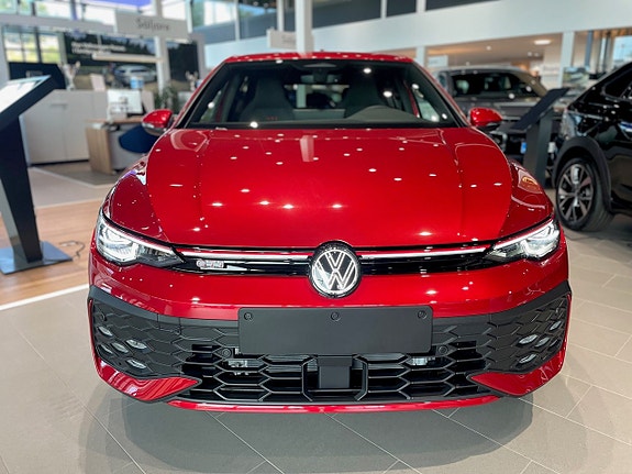 Volkswagen Golf VIII 2 of 11