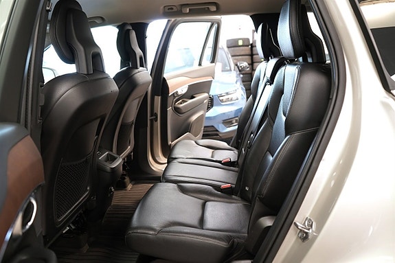 Volvo XC90 11 of 27