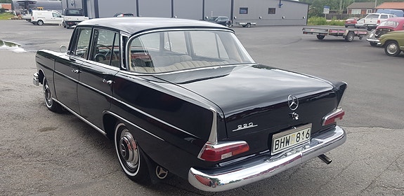 Mercedes-Benz 220 2 of 9