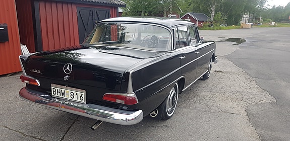 Mercedes-Benz 220 3 of 9