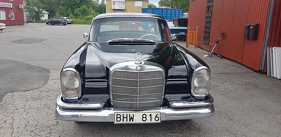 Mercedes-Benz 220 4 of 9