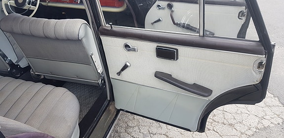 Mercedes-Benz 220 7 of 9