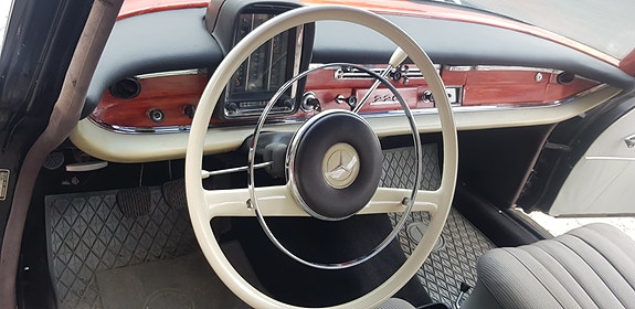 Mercedes-Benz 220 5 of 9