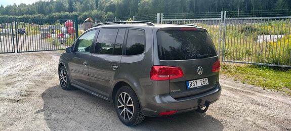Volkswagen Touran 4 of 6