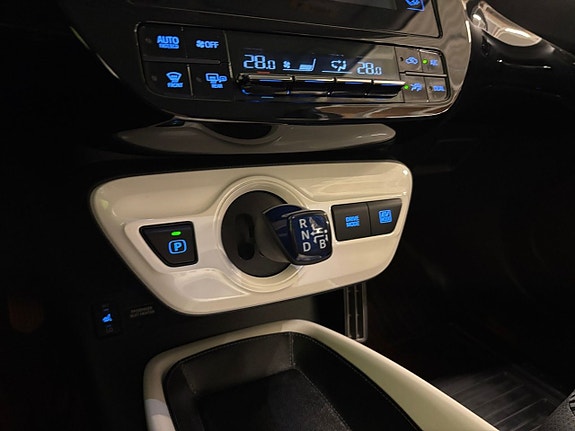 Toyota Prius 10 of 23