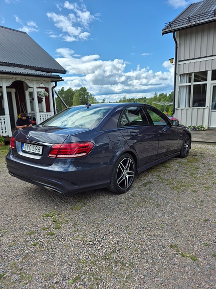 Mercedes-Benz E220 4 of 5