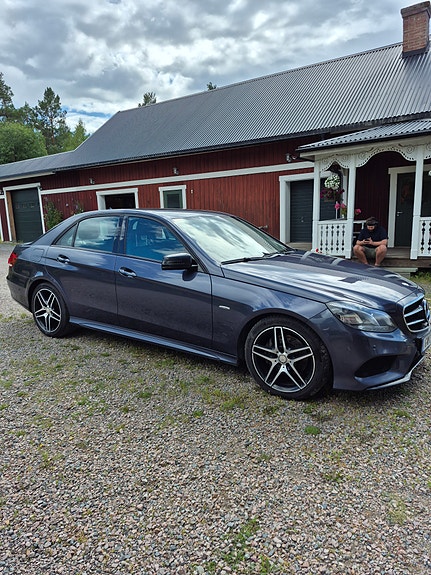 Mercedes-Benz E220 2 of 5