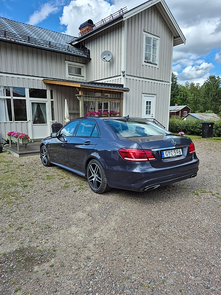 Mercedes-Benz E220 3 of 5