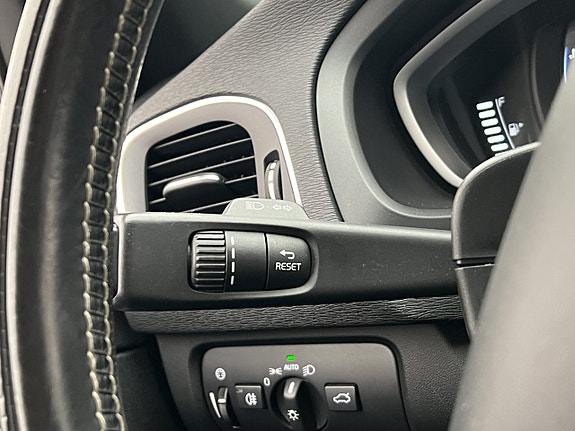 Volvo V40 12 of 30