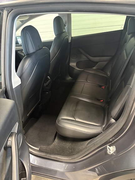 Tesla Model Y 8 of 10