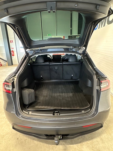 Tesla Model Y 6 of 10