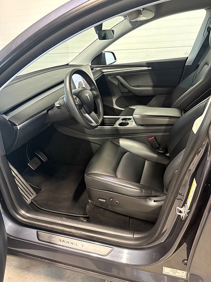 Tesla Model Y 7 of 10