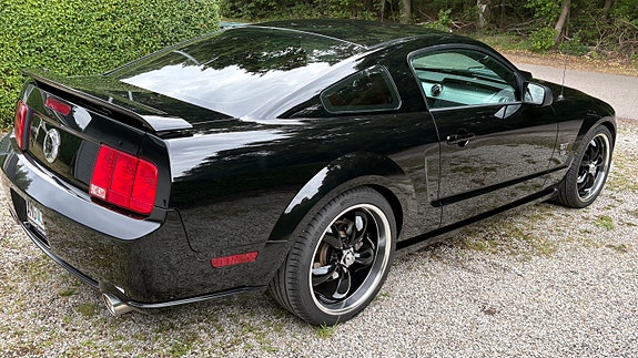 Ford Mustang 2 of 4