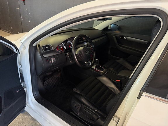 Volkswagen Passat 13 of 26