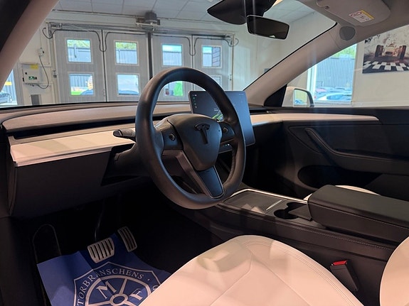 Tesla Model Y 7 of 23