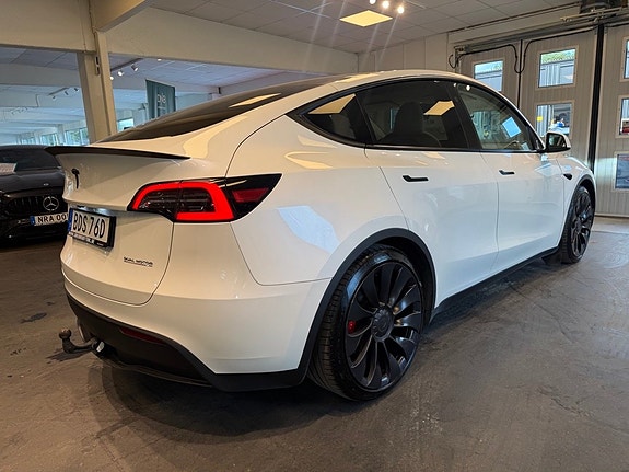 Tesla Model Y 4 of 23