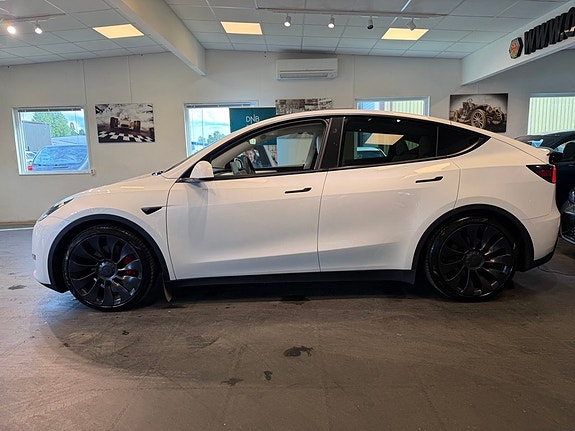 Tesla Model Y 19 of 23