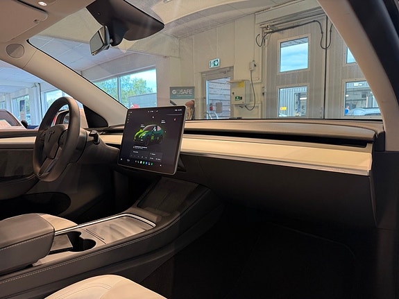 Tesla Model Y 9 of 23