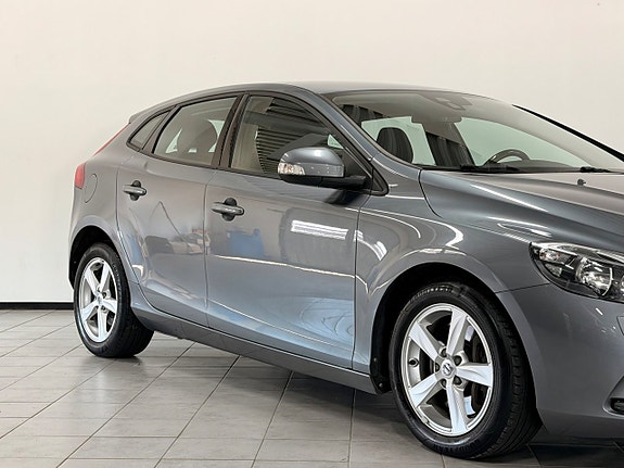 Volvo V40 2 of 29