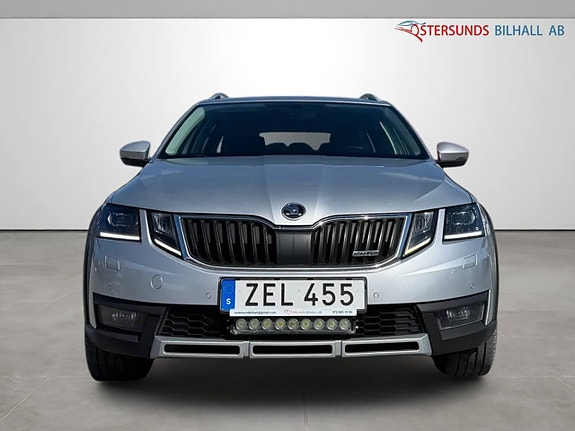 Skoda Octavia Scout 2 of 14