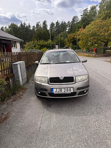 Skoda Fabia 2 of 5