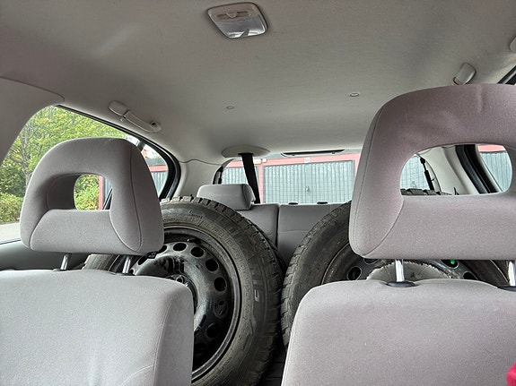 Nissan Almera 7 of 11