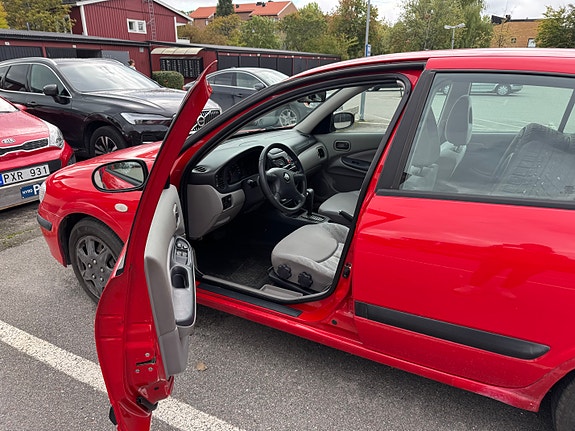 Nissan Almera 8 of 11