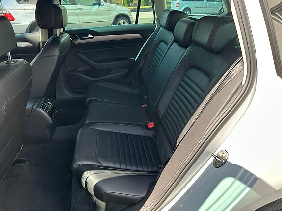 Volkswagen Passat 19 of 27