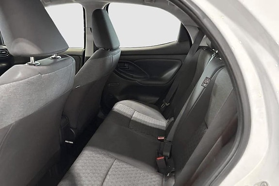 Toyota Yaris 9 of 12