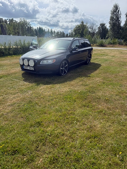 Volvo V70 3 of 5