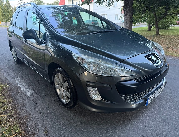 Peugeot 308 SW 2 of 5