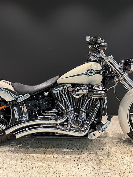 Harley-Davidson Breakout FXSB | Vance & Hines  | Screaming Eagle | Unik 5 of 13