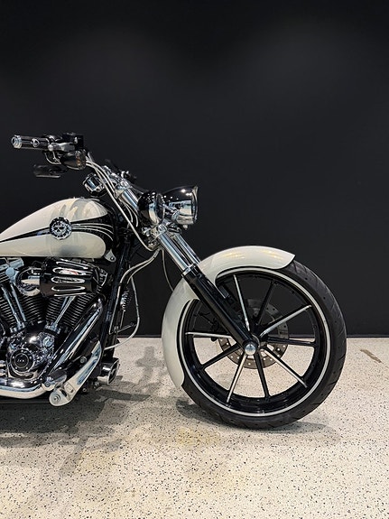Harley-Davidson Breakout FXSB | Vance & Hines  | Screaming Eagle | Unik 4 of 13