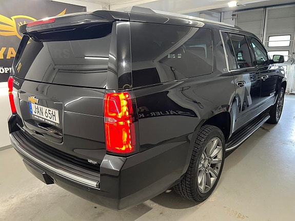Chevrolet Suburban 3 of 27