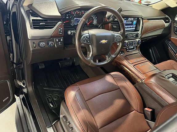 Chevrolet Suburban 17 of 27