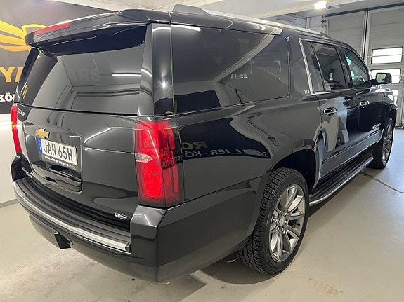 Chevrolet Suburban 4 of 27