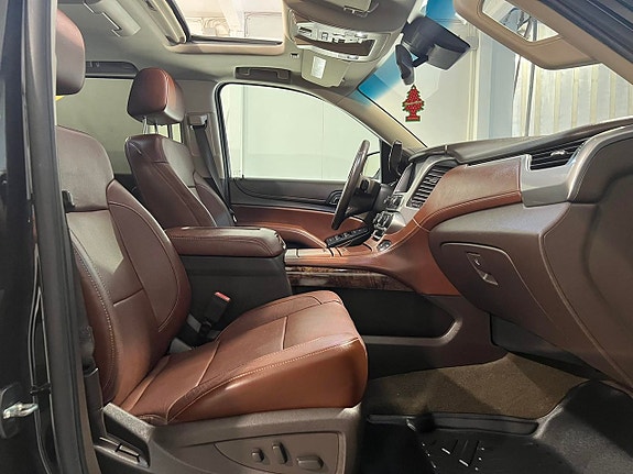 Chevrolet Suburban 21 of 27
