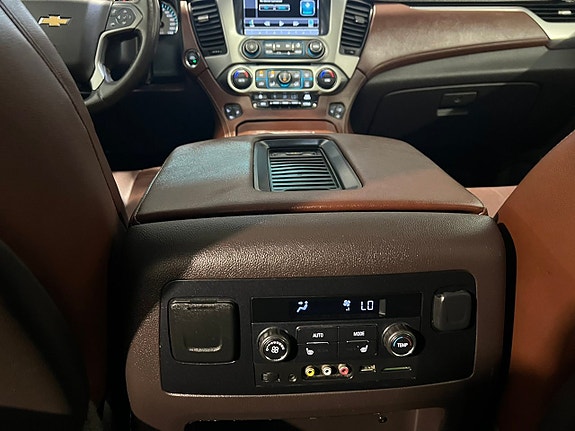 Chevrolet Suburban 24 of 27