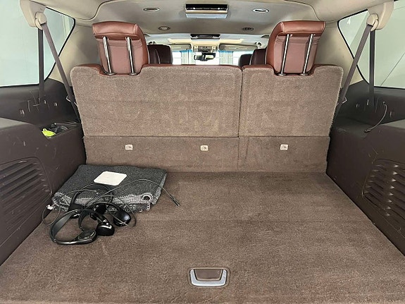 Chevrolet Suburban 26 of 27