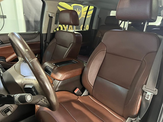 Chevrolet Suburban 18 of 27