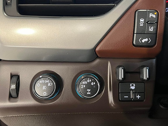 Chevrolet Suburban 13 of 27