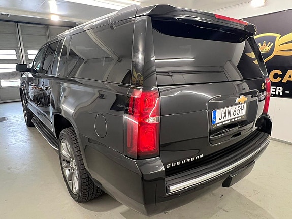 Chevrolet Suburban 6 of 27