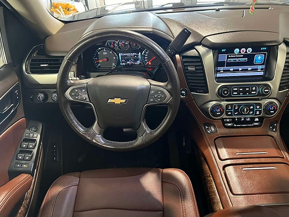 Chevrolet Suburban 11 of 27