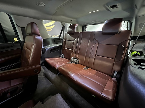 Chevrolet Suburban 23 of 27