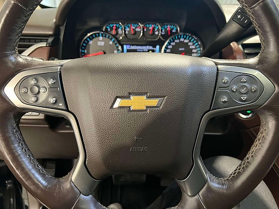 Chevrolet Suburban 12 of 27