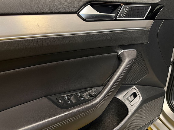 Volkswagen Passat 22 of 30