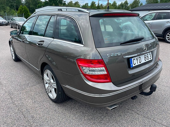 Mercedes-Benz C220 3 of 5
