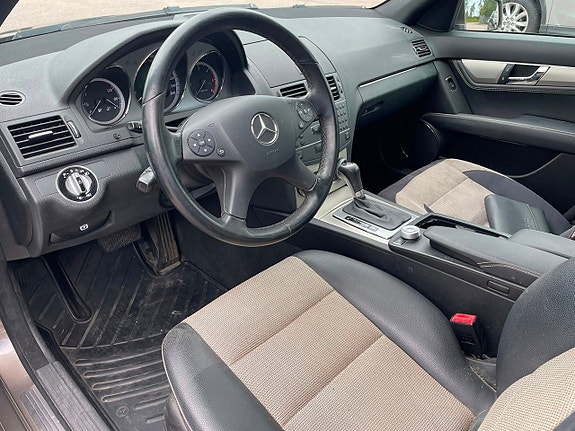 Mercedes-Benz C220 4 of 5